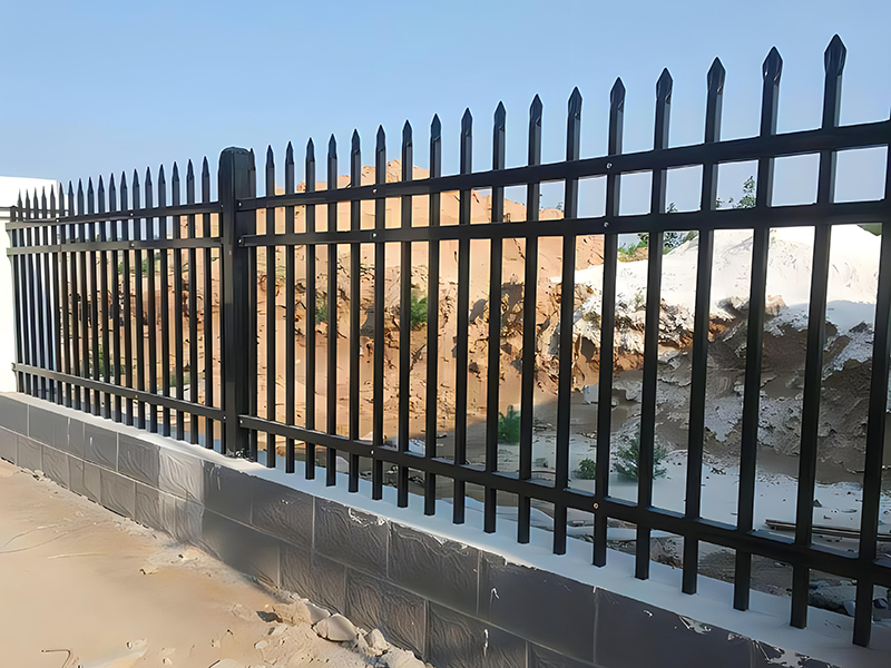 常见的南阳围墙护栏是什么样的(图1) 1-2511191P9364E.jpg